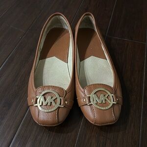 Caramel leather flat